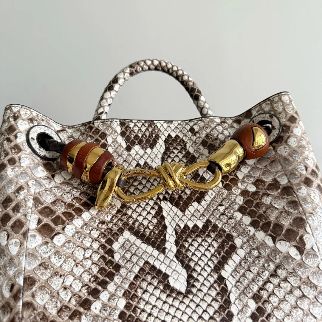 The new Andiamo batch of 3060 BV is shipped‼ ️The classic intercciato weaving process is used to create a soft bag, the metal knot is made of micro-cast aluminum using jewelry technology🪢, and the decorative beads are made of metal and hand-polished oak, allowing you to jump repeatedly between elegance and fun💃, making it unpredictable. Classic and versatile, it shows off your temperament, and the bag has a large capacity, making it very convenient for daily commuting! It has a variety of carrying methods, the shoulder straps can be adjusted by yourself, the original lambskin feels soft and delicate, and the unisex style breaks gender boundaries and brings a more practical and long-lasting use experience. The Andiamo, which has both elegant and casual styles, perfectly interprets the "fashionable old money style". Style number: 743568+wood hardware Color: original snakeskin pattern Size: 25*22*10.5cm